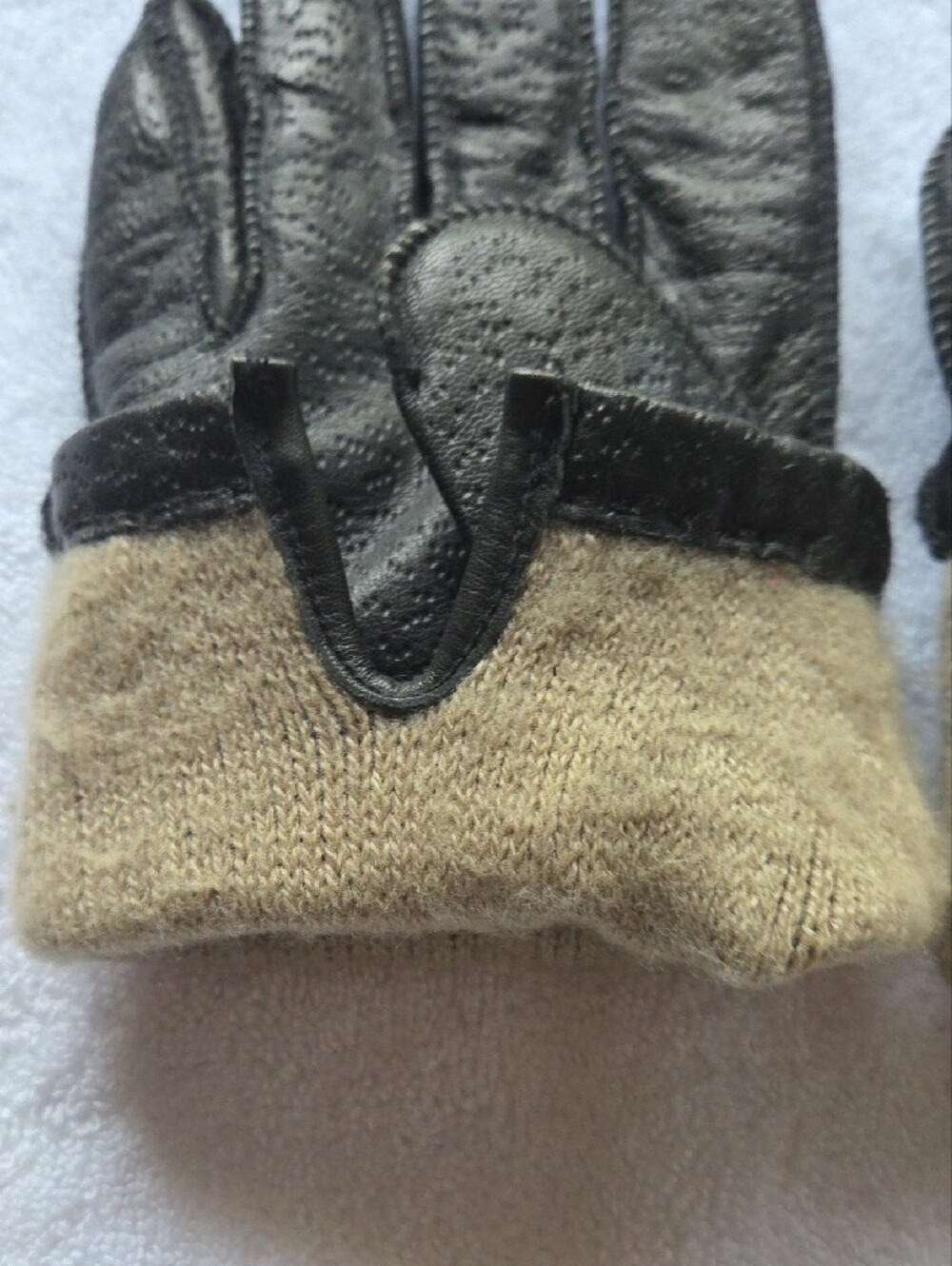 isotoner ...women or  Mens  Black Leather Gloves...unworn ..no Tags. - Picture 13 of 15